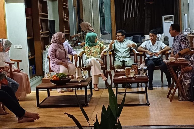 Keluarga pasangan bakal calon presiden dan bakal calon wakil presiden Koalisi Perubahan, Anies Baswedan dan Muhaimin Iskandar santap malam di kediaman Anies, Lebak Bulus, Jakarta Selatan, Selasa (17/10/2023).