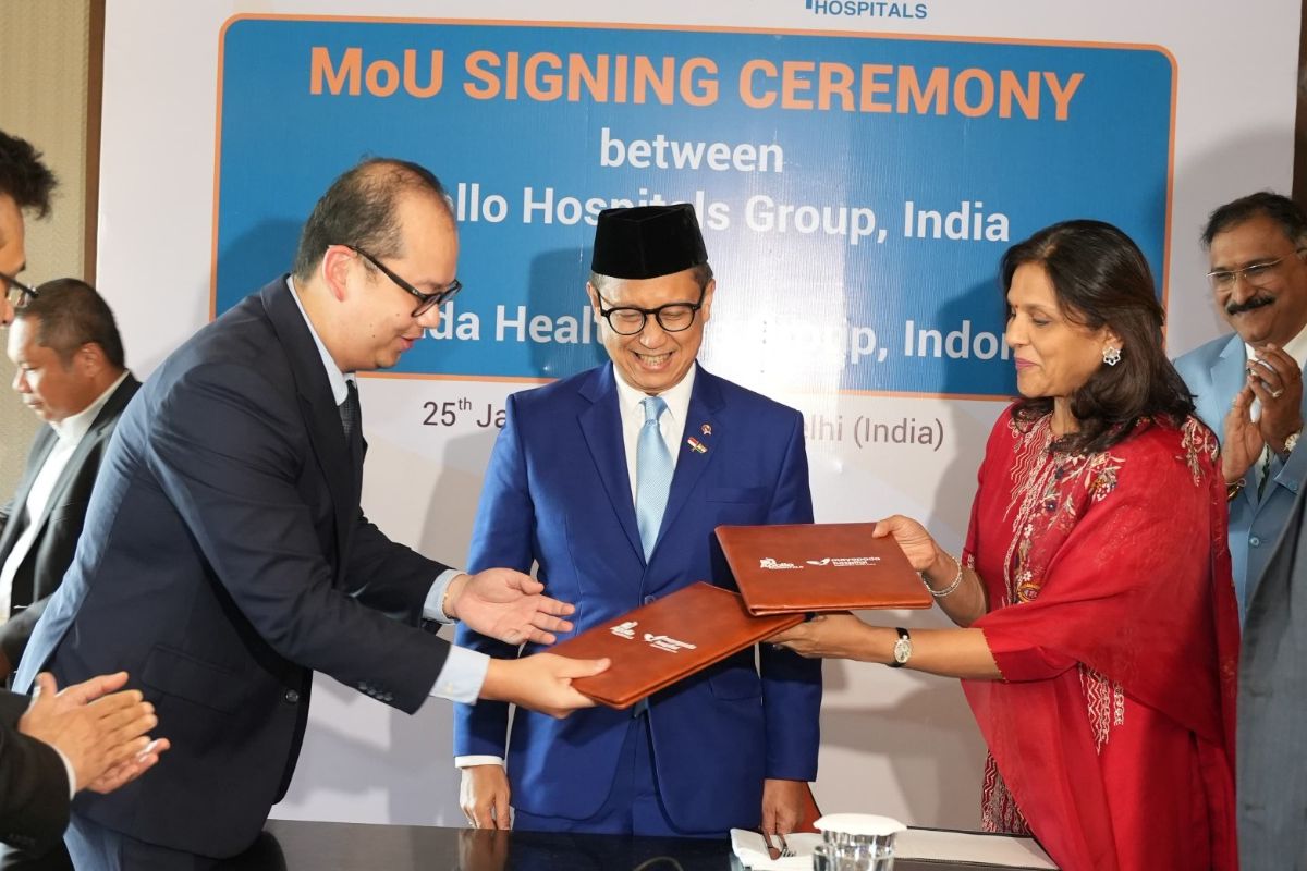 Penandatanganan MoU oleh Chairman & Group CEO Mayapada Healthcare, Jonathan Tahir, dan Joint Managing Director Apollo Hospitals, Dr.Sangita Reddy, yang disaksikan oleh Menteri Kesehatan Republik Indonesia, Budi Gunadi Sadikin.