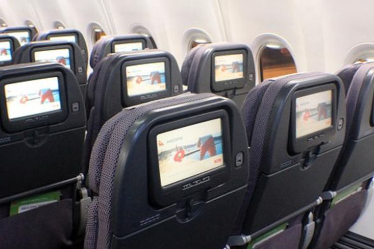 Sistem IFE (in-flight entertainment) dalam kabin pesawat Boeing 737-800.