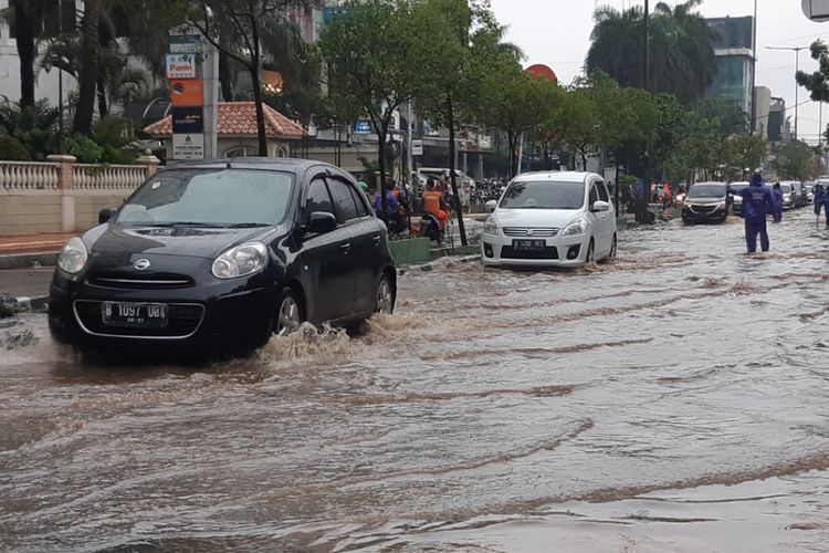 Genangan air di Jalan Tanjung Duren Raya pada Selasa (17/12/2019) petang