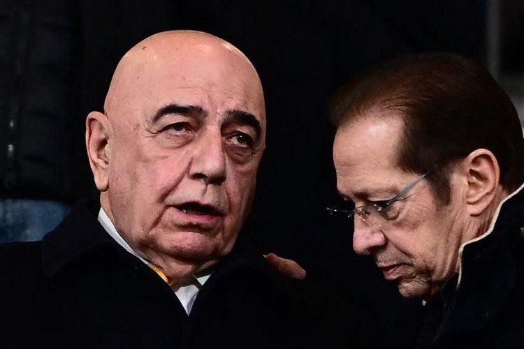 CEO Monza, Adriano Galliani (kiri) kala menyaksikan laga antara Monza vs AC Milan di Stadion Brianteo, 18 Februari 2023. Terkini, Galliani memberikan pidato di ruang ganti dalam laga pekan ke-30 Liga Italia 2022-2023 antara Inter vs Monza di Stadion Giuseppe Meazza, Minggu (16/4/2023). (Photo by Marco BERTORELLO / AFP)