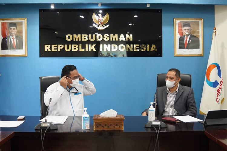 Anggota Ombudsman RI Yeka Hendra Fatika (kiri) bersama Wakil Komisi Pemberantasan Korupsi Nurul Ghufron (kanan) di Kantor Ombudsman RI, Jakarta Selatan pada Rabu (23/02/2022).