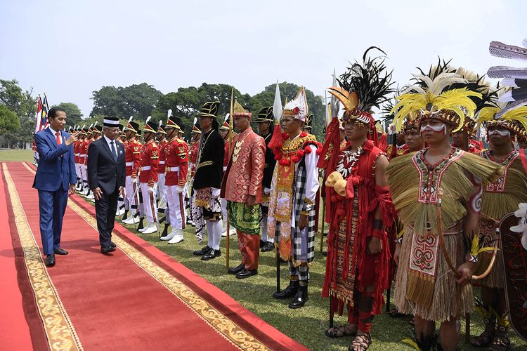 Presiden Joko Widodo (kiri) bersama Raja Malaysia Sri Paduka Baginda Yang Dipertuan Agong XVI, Sultan Abdullah Riayatauddin Al Mustafa Billah Shah Ibni Almarhum Sultan Haji Ahmad Shah Al-Mustain Billah memeriksa pasukan saat upacara kenegaraan di Istana Bogor, Jawa Barat, Selasa (27/8/2019).