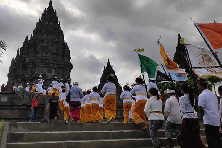 Upacara Abhiseka di Candi Prambanan Sebagai Peringatan Peresmian oleh Rakai Pikatan Tahun 856 M.