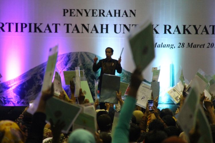 Presiden Joko Widodo saat berpidato dalam penyerahan 5.153 sertifikat tanah di GOR Ken Arok, Kota Malang, Jawa Timur, Rabu (28/3/2018).