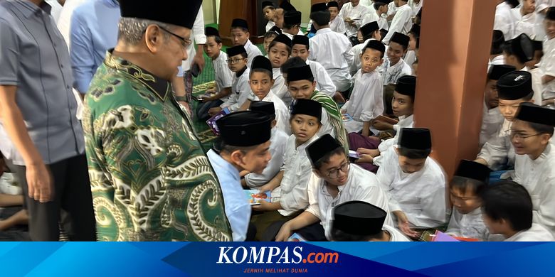 Saat Gibran Beri Buku ke Santri Usai Shalat Isya di Ponpes Said Aqil Siradj