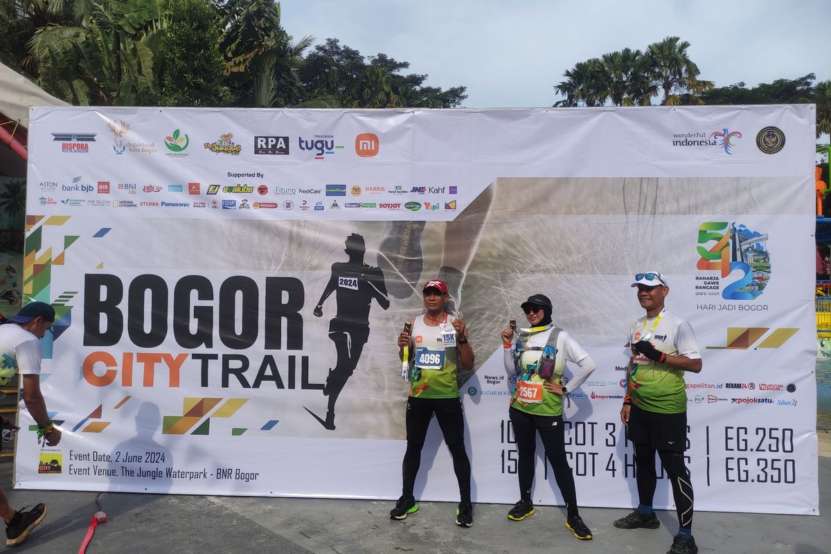 Sejumlah pelari saat berfoto usai mengikuti even Bogor City Trail 2024 yang digelar di kawasan Bogor Nirwana Residence (BNR), Minggu (2/6/2024).