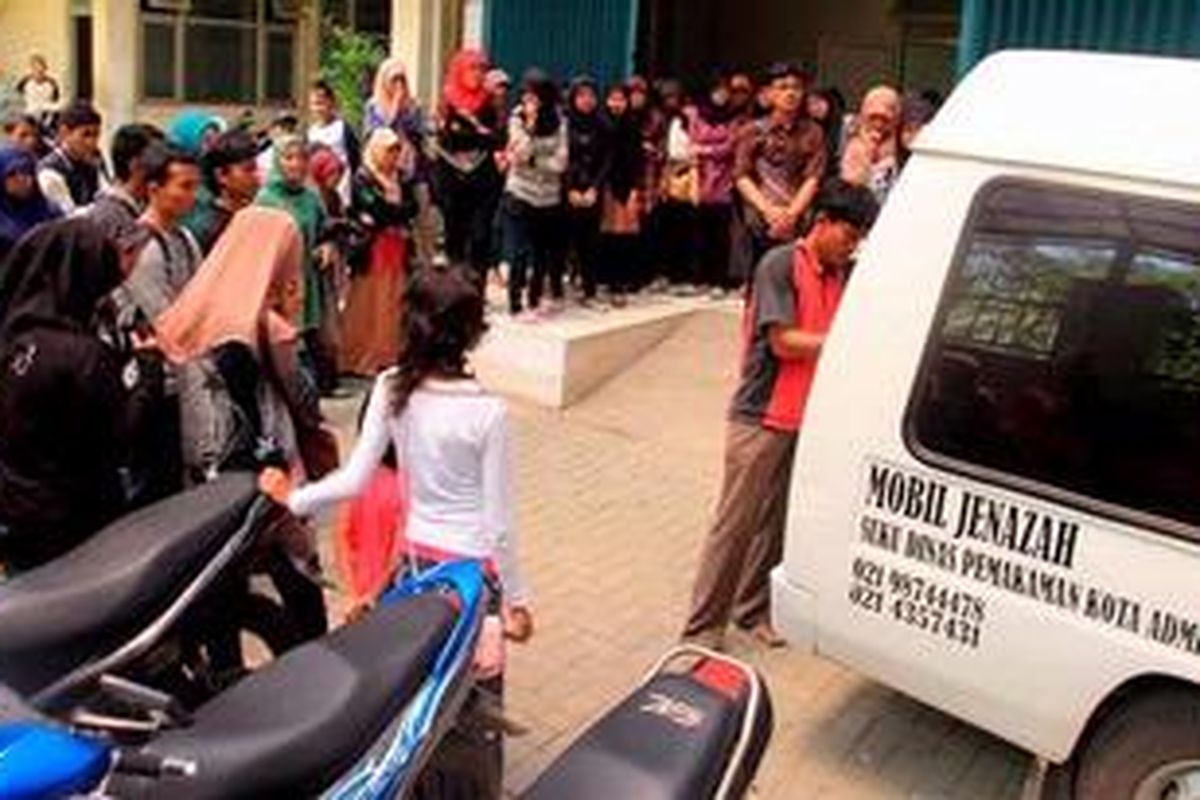 Teman dan saudara Annisa Azwar (20), mahasiswa Ilmu Keperawatan Universitas Indonesia, melepas jenazah Annisa dari RSUD Koja, Jakarta Utara, menuju kampung halamannya di Agam, Sumatera Barat, Minggu (10/2/2013). Annisa diduga meloncat dari angkutan kota karena khawatir jadi sasaran kejahatan dalam perjalanan menuju Pademangan Rabu (6/2/2013) sore.  