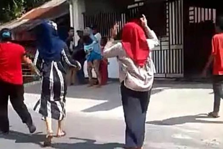 Warga sempat panik, takut dan lari melihat kejadian penganiayaan terhadap driver Gojek di jalan Cakalang Jaya RT 001/ RW 001 kelurahan Surutanga, kecamatan Wara Timur kota Palopo, Sulawesi Selatan, Minggu (11/11/2018)