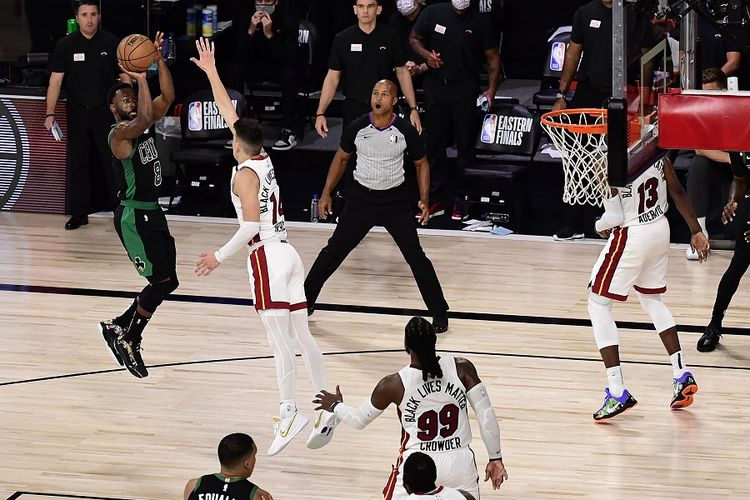 Pemain Boston Celtics, Kemba Walker, menembak bola saat melawan Miami Heat dalam laga Final Wilayah Timur NBA 2020 di The Field House di ESPN Wide World Of Sports Complex pada 15 September 2020. 