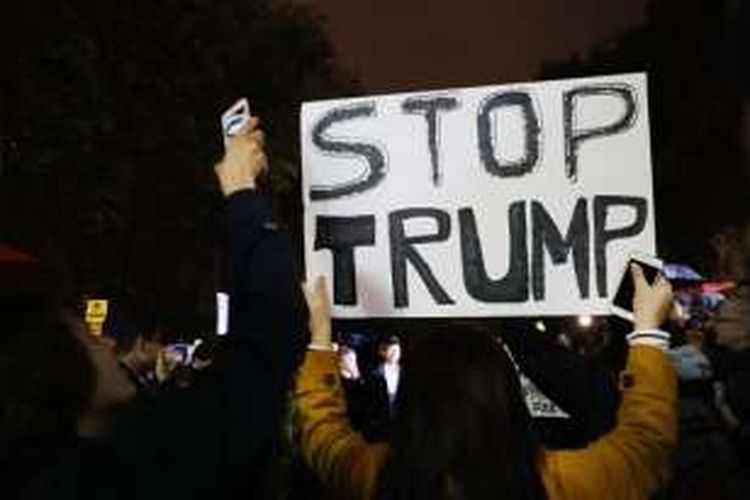 Sebagian warga AS yang tak menerima kemenangan Donald Trump dalam pemilihan presiden berkumpul di sebuah taman di New York.