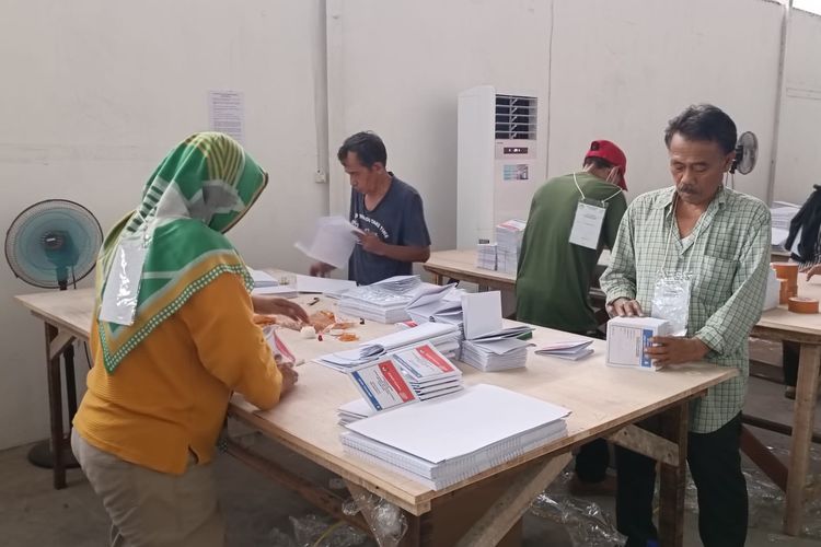 Kegiatan sortir-lipat surat suara menjelang Pemilu 2024 di Cakung, Jakarta Timur, Selasa (2/1/2024).