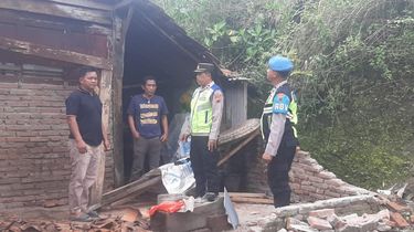 Rumah Warga Ambruk Diterjang Hujan Angin di Kebumen Jateng