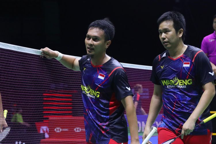 Mohammad Ahsan/Hendra Setiawan usai pertandingan melawan Chiang Chien-Wei/Wu Hsuan-Yi (Taiwan) pada babak 16 besar Thailand Open 2024 di Nimibutr Arena, Bangkok, Kamis (16/5/2024). Ahsan/Hendra kalah 15-21, 16-21. Artikel ini berisi hasil Thailand Open 2024. 