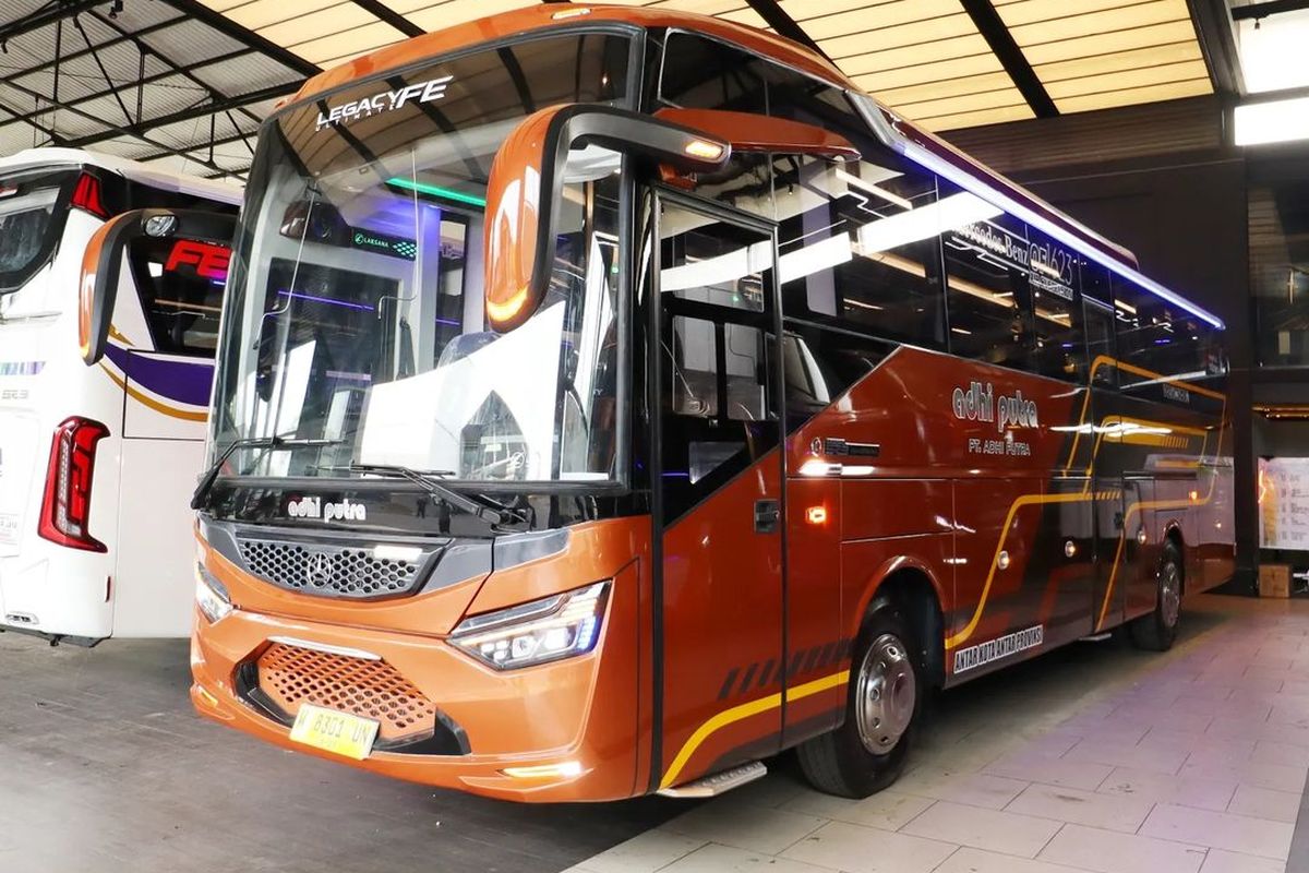 Bus baru PO Adhi Putra dengan bodi Legacy SR3 FE