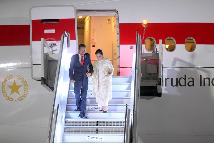 Joko Widodo dan Ibu Iriana Joko Widodo saat tiba di Air Force Station (AFS) Palam, New Delhi, Republik India, pada Jumat (8/9/2023) malam. 