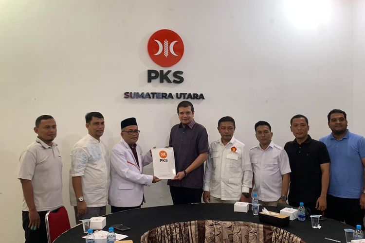 Tim Bobby Nasution saat mengambil formulir pendaftaran Bacagub Sumut ke DPW PKS, Rabu (22/5/2024)