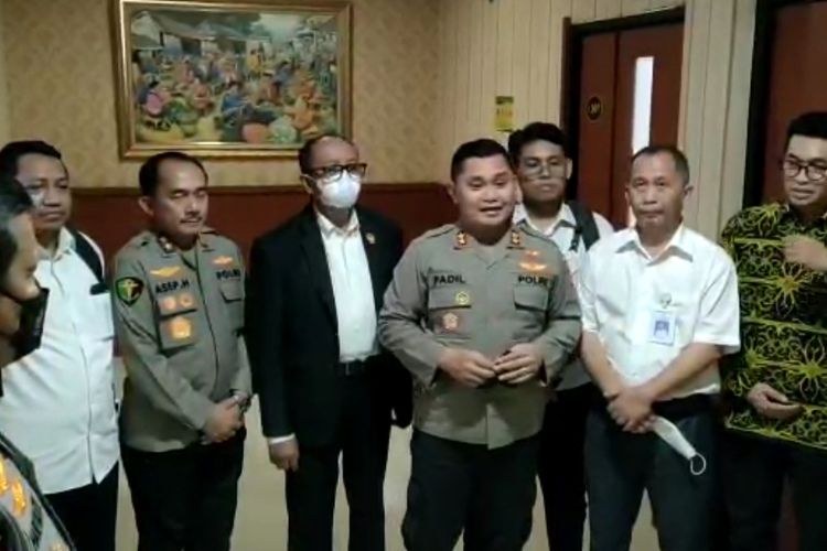 Kapolda Metro Jaya Irjen Fadil Imran jenguk Malika (6) di RS Polri Kramat Jati, Jakarta Timur, Selasa (3/1/2023).