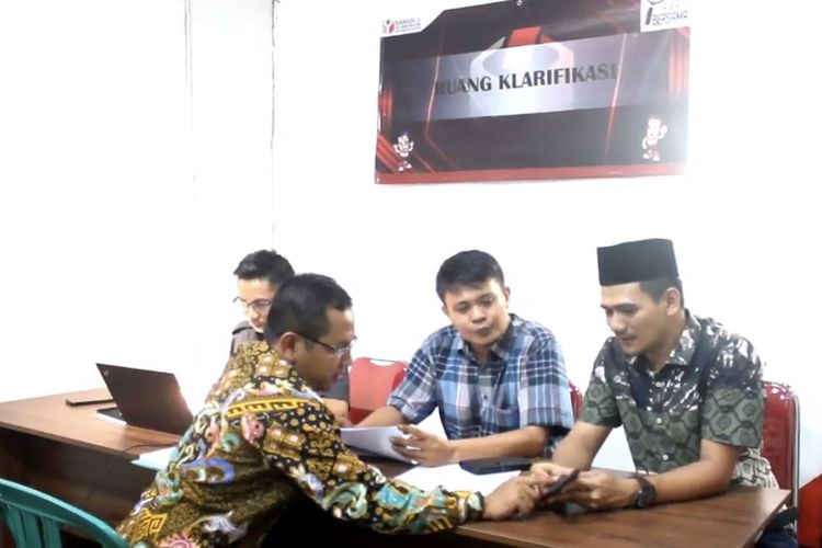 Pihak Sekolah Islam Terpadu Insan Taqwa saat melakukan klarifikasi atas tuduhan pelibatan anak-anak dalam acara deklarasi Relawan Ganjar Pranowo, Senin (5/6/2023) di Bawaslu Lampung Selatan.