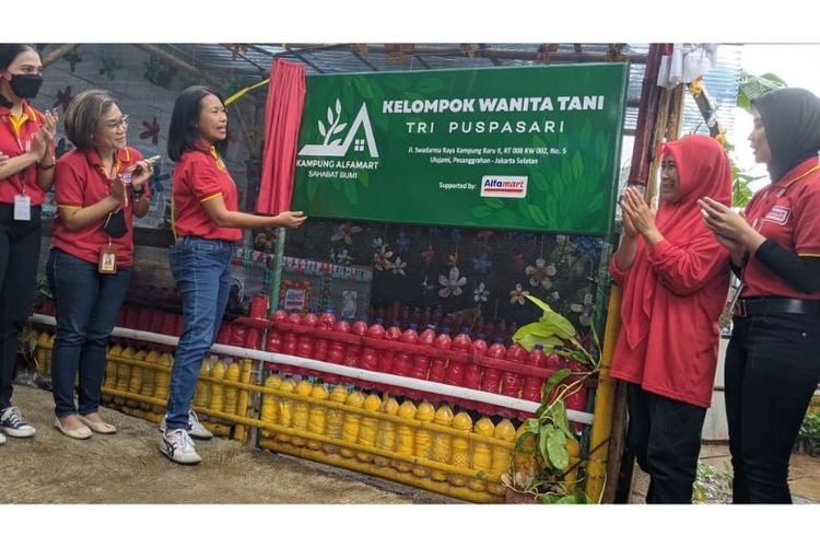 Peresmian Kampung Alfamart Sahabat Bumi di Jakarta Selatan. 