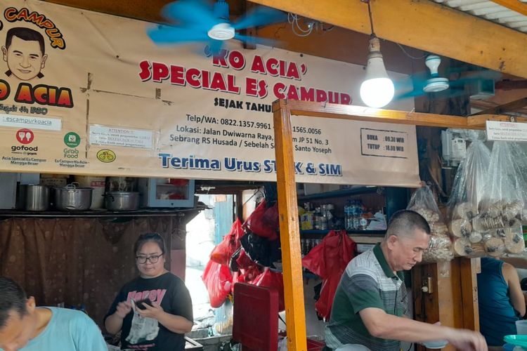 Nio Nguan Lie (Suyanto), sedang membuat pesanan pelanggan