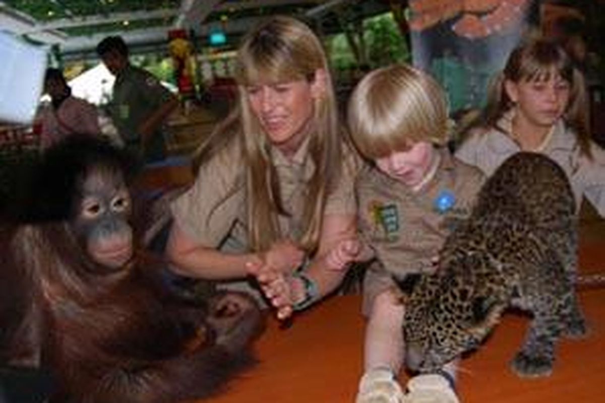 Terri Irwin, istri mendiang Steve Irwin, bersama dua anaknya, Bindi dan Robert Irwin, mengunjungi Taman Safari Indonesia, Sabtu (23/2).