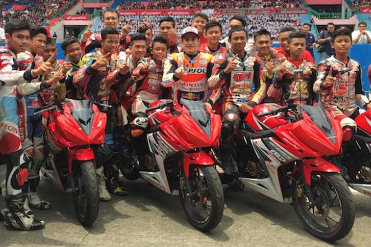 Pebalap Repsol Honda asal Spanyol, Marc Marquez (tengah), berpose bersama para pebalap dari Astra Honda Racing School di Sirkuit Sentul, Jawa Barat, Selasa (25/10/2016).