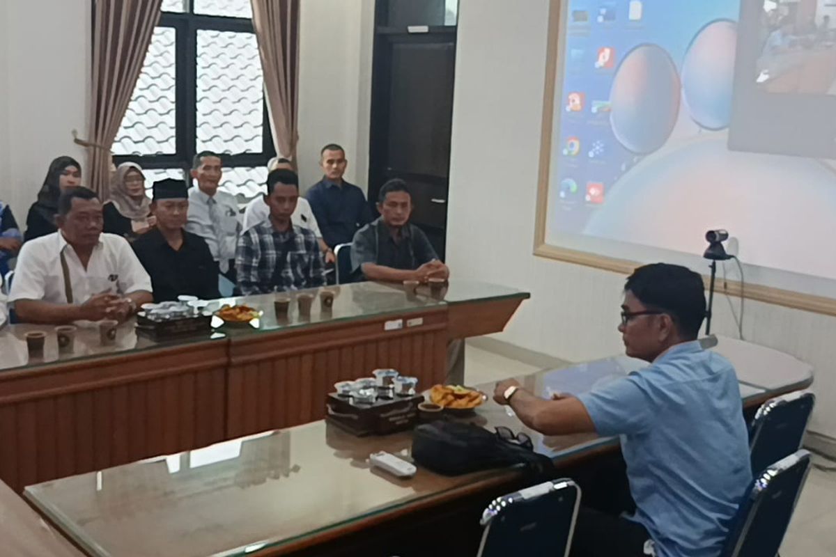Bitner Sianturi, penggugat 2 pedagang sayur keliling karena merasa dirugikan hingga Rp 540 juta selama 5 tahun sehingga warung kelontongnya sepi. Dia juga menggugat kepala desa dan Ketua BPD serta Ketua RT desa Pesu karena tidak mengakomodir keberatannya terhadap kegiatan 2 pedagang sayur keliling.