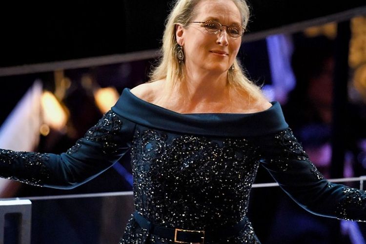 Aktris Meryl Streep mendapat standing ovation pada perhelatan 89th Annual Academy Awards di Dolby Theater, Hollywood, California, Minggu (26/2/2017).   