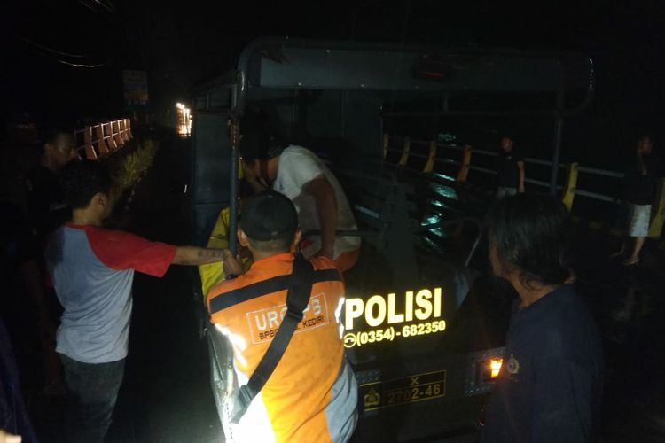 Evakuasi korban tenggelam di Sungai Tunggorono Desa Ngebrak, Kecamatan Gampengrejo, Kabupaten Kediri, Jawa Timur, Jumat (6/3/2020) malam.