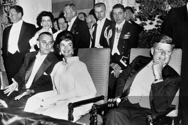 Presiden John F Kennedy (paling kanan) bersama istrinya, Jacqueline Kennedy dan Wakil Presiden Lyndon Johnson di inauguration ball di Mayflower Hotel, Washington DC, AS pascapelantikan, 20 Januri 1961.