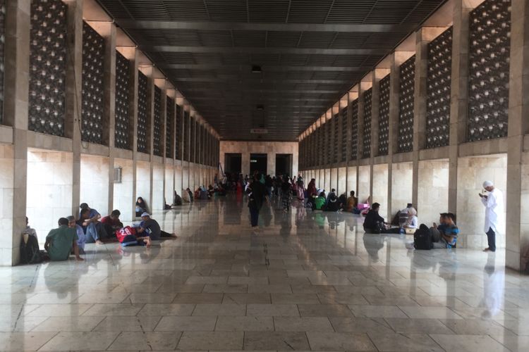 Selasar Masjid Istiqlal dipadati masyarakat yang baru saja melaksanakan ibadah solat dzuhur, Minggu (10/9/2017).