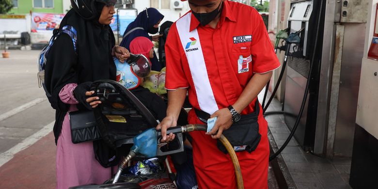 Warga terpaksa membeli BBM non-subsidi pertamax akibat BBM bersubsidi Pertalite di salah satu Stasiun Pengisian Bahan Bakar Umum (SPBU) di Depok, Jawa Barat kosong, Rabu (3/8/2022). Kuota BBM subsidi akan habis pada akhir tahun ini. Konsumsi BBM jenis Pertalite tahun ini diproyeksikan bakal mencapai 28 juta Kiloliter. Sementara kuota yang sudah ditetapkan pemerintah pada tahun ini hanya 23,05 juta Kiloliter, sehingga diprediksi hanya bertahan sampai September 2022.