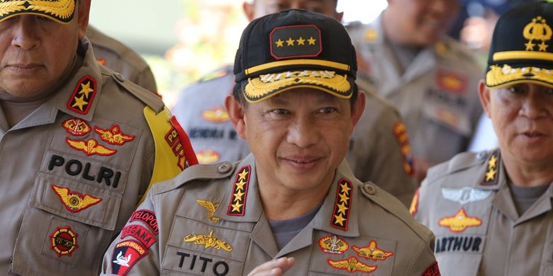 Kapolri Jenderal Tito Karnavian (tengah) berjalan memasuki Rumah Sakit Bhayangkara Polda Jawa Timur, Surabaya, Jawa Timur, Senin (19/8/2019). Kedatangannya untuk menjenguk anggota polisi Aiptu Agus Sumartono yang dirawat di rumah sakit itu akibat diserang seorang pelaku tidak dikenal yang diduga simpatisan ISIS, saat bertugas di Polsek Wonokromo, Surabaya Sabtu (17/8/2019). ANTARA FOTO/Didik Suhartono/ama.