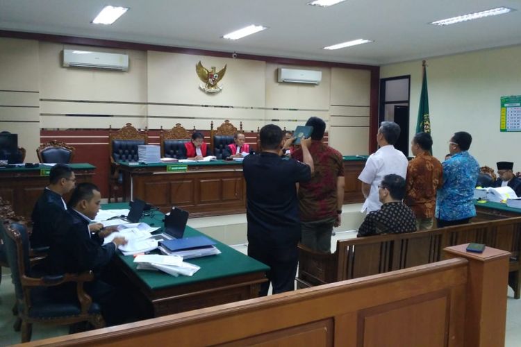 Sidang pemeriksaan saksi perkara suap mantan Bupati Mojokerto di Pengadilan Tipikor Surabaya, Senin (22/10/2018)