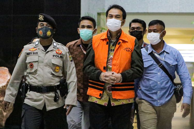 Wakil Ketua DPR Azis Syamsuddin ditahan usai diperiksa di Gedung Merah Putih KPK, Kuningan, Jakarta, Sabtu (25/9/2021). Ia menjadi tersangka dugaan kasus suap dana alokasi khusus (DAK) di Lampung Tengah.
