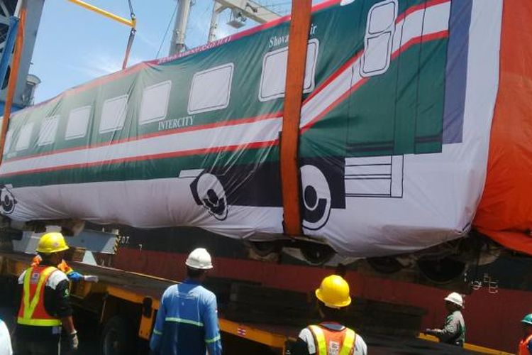 Gerbong kereta api penumpang buatan PT Inka Madiun dikirimkan ke Bangladesh melalui Pelabuhan Tanjung Perak Surabaya, Kamis (31/3/2016).