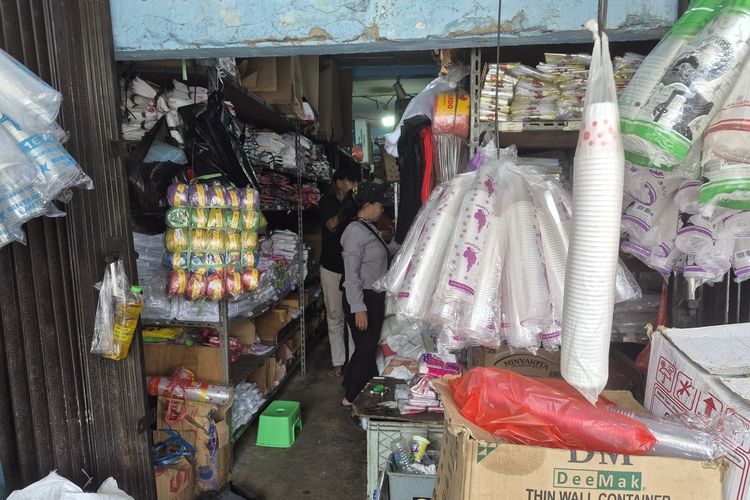 Harga Plastik Terus Naik dan Stok Langka, Pedagang Khawatir Bisnis Terancam