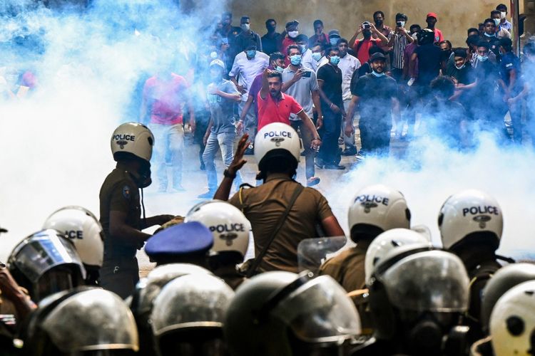 Polisi di Colombo pada 21 Mei 2022 menembakkan gas air mata untuk membubarkan massa pelajar Higher National Diploma (HND) dalam demo Sri Lanka. Para demonstran menuntut mundur Presiden Gotabaya Rajapaksa akibat krisis Sri Lanka bangkrut.