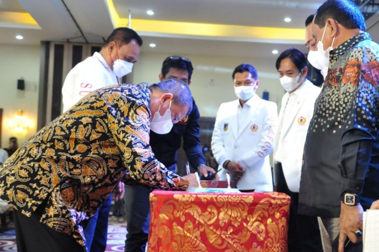 Wakil Gubernur Gorontalo Idris Rahim (kiri) menandatangani deklarasi “SultengGo Katulistiwa” untuk pencalonan Provinsi Sulawesi Tengah dan Gorontalo sebagai tuan rumah PON XXII tahun 2028 di Hotel Sutan Raja, Palu, Selasa (9/11/2021). Kedua provinsi ini bersepakat akan menyukseskan penyelenggaraan PON XXII 2028.