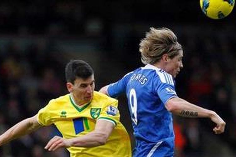 Penyerang Chelsea, Fernando Torres (kanan).