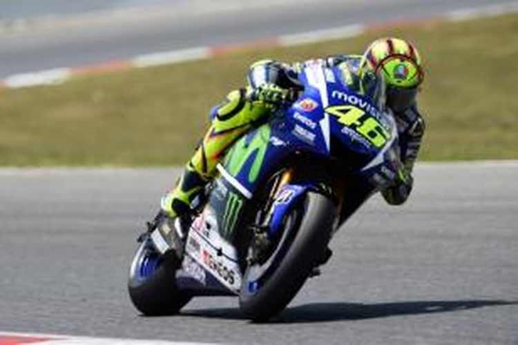 Pebalap Movistar Yamaha asal Italia, Valentino Rosis, memacu motornya pada sesi latihan bebas pertama GP Belanda di Sirkuit Assen, Kamis (25/6/2015).