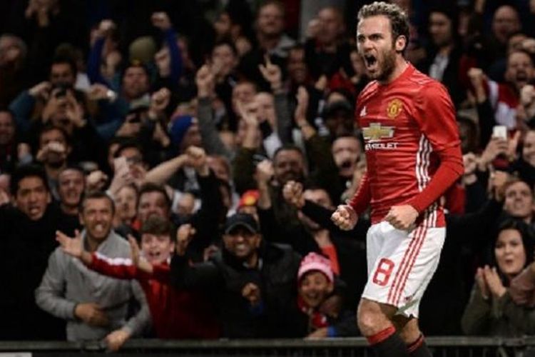 Gelandang Manchester United, Juan Mata, meluapkan kegembiraannya seusai mencetak gol ke gawang Manchester City pada Piala Liga di Old Trafford, Rabu (26/10/2016).