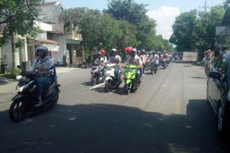 Salah satu rombongan pelajar tingkat SMA saat berkonvoi merayakan kelulusan di Kota Kediri, Jawa Timur, Rabu (21/5/2014).