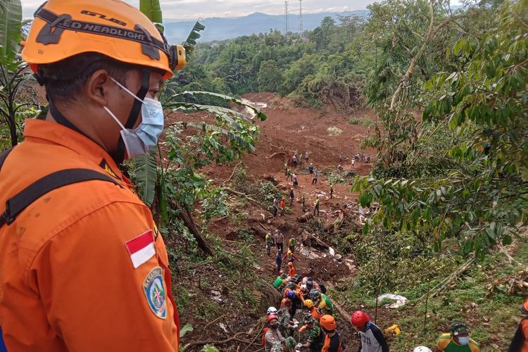 Tim SAR gabungan mengevakuasi jenazah korban longsor di jalur Puncak, Cugenang, Cianjur, Jawa Barat, Jumat (25/11/2022). Pagi ini ditemukan 4 korban tertimbun longsor.