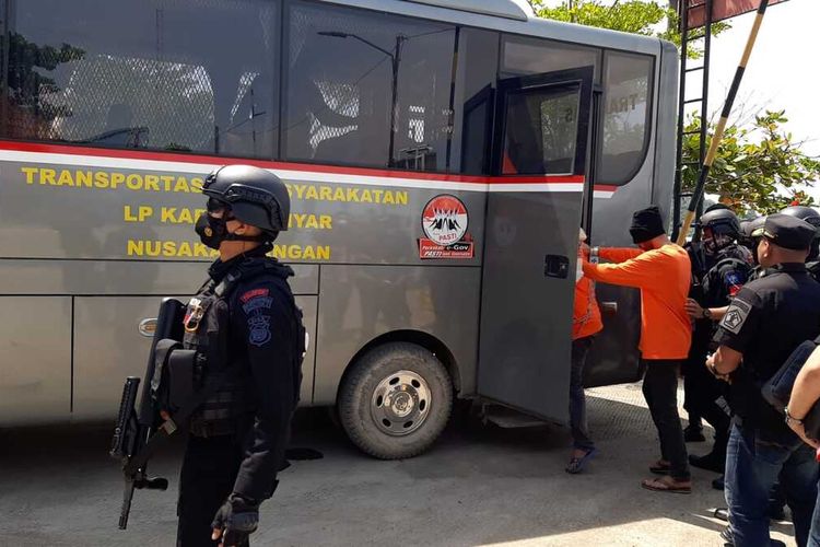 Pemindahan napi dari Aceh ke Pulau Nusakambangan, Cilacap, Jawa Tengah, Selasa (28/12/2021).