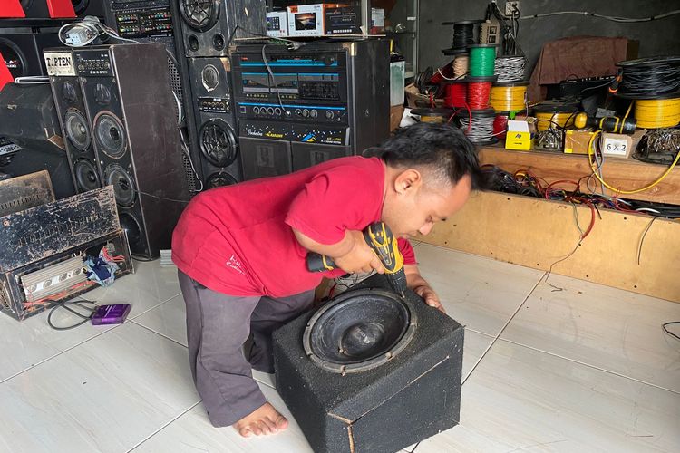 Ihsan (28), warga desa Bedono Pageron, Kecamatan Kemiri Kabupaten Purworejo, Jawa Tengah. Ia sukses menjadi bos servis elektronik, audio mobil dan sound system.