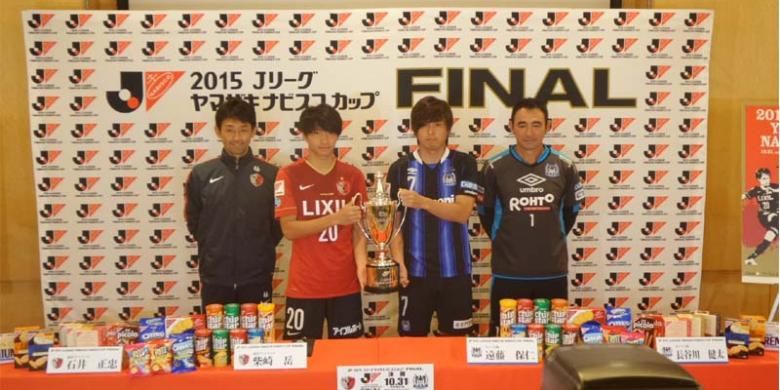 Pelatih Kashima Antlers, Masatada Ishii (kiri), gelandang Kashima Antlers Gaku Shibasaki (2 dari kiri), kapten Gamba Osaka Yasuhito Endo (2 dari kanan) dan pelatih Gamba Osaka, Kenta Hasegawa berpose bersama trofi dalam jumpa pers di Stadion Saitama, Jumat (30/10/2015). Dua tim ini akan beradu kekuatan pada final J League Yamazaki Nobisco Cup di stadion yang sama, Sabtu (31/10).