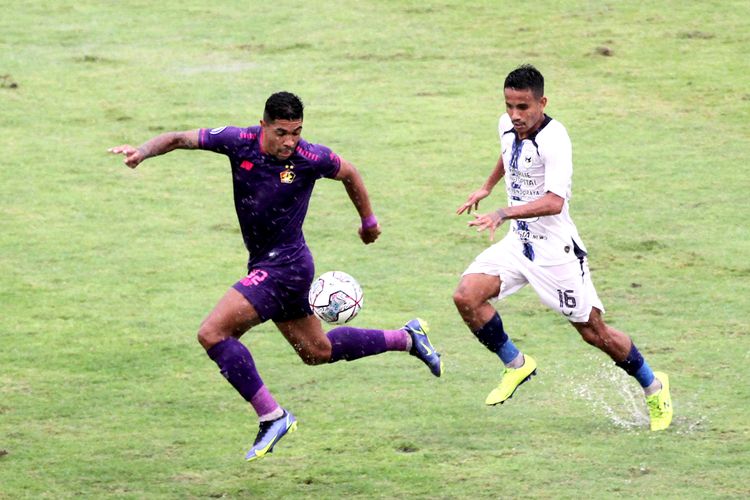 Pemain asing Persik Kediri Dionatan Machado mengontrol bola saat pertandingan pekan 23 Liga 1 2021-2022 melawan PSIS Semarang Yang berakhir dengan skor 0-0 di Stadion Kapten I Wayan Dipta Gianyar, Minggu (6/2/2022) sore. 