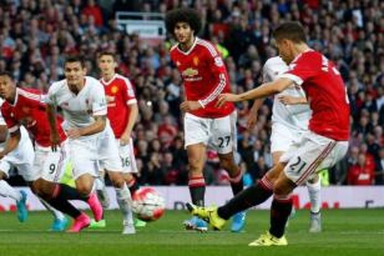 Gelandang Manchester United, Ander Herrera, saat mengeksekusi penalti ke gawang Liverpool pada laga lanjutan Premier League, di Old Trafford, Sabtu (12/9/2015). 